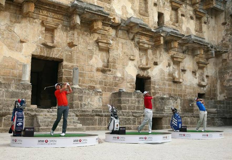 Uno swing nella storia per dare il vial al Turkish Open di Antalya, terza tappa delle Finals European Tour. Stenson (a sinistra), Lee Westwood e Sergio Garcia tirano nell’Anfiteatro di Aspendos GETTY 